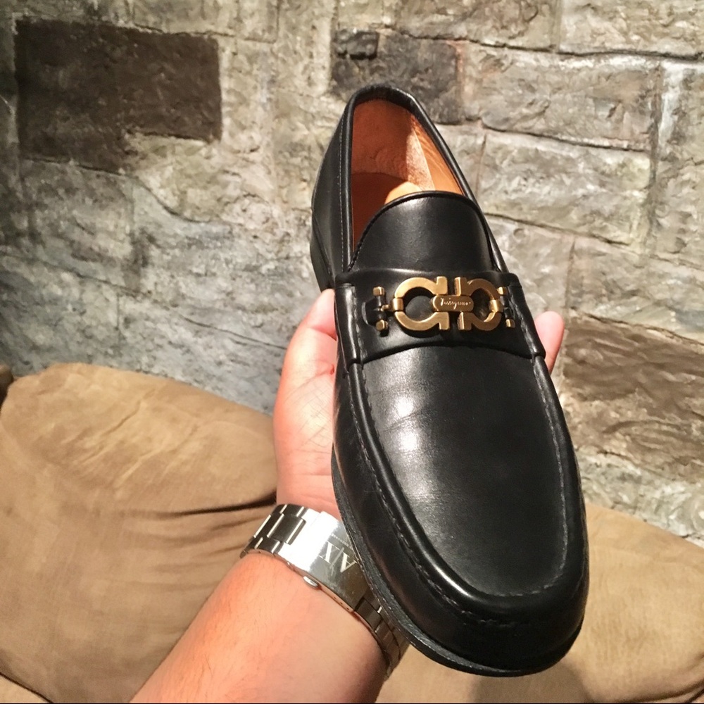 Salvagore Ferragamo gold buckle  9D